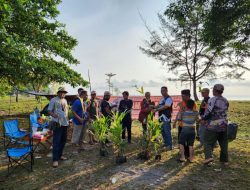 VES Community Babel Tanam Bibit Buah dan Pinang di Pantai Teluk Pikat