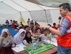 Berbagi Kebahagiaan dengan Anak-Anak Penyintas Gempa Cianjur, Pegawai PLN Mengajar di Sekolah Darurat