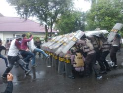 Tak Puas Hasil Keputusan Bawaslu, Massa Ricuh dan Tendang Barikade Polisi