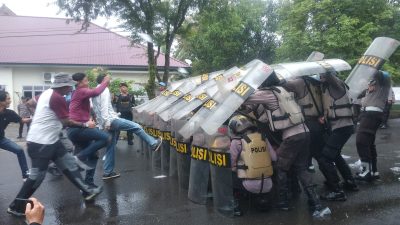 Tak Puas Hasil Keputusan Bawaslu, Massa Ricuh dan Tendang Barikade Polisi