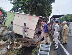 Satpol PP Bangka Tertibkan Puluhan Bangunan Liar di Sepanjang Jalan Sudirman