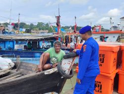 Cegah Kegiatan Ilegal, Satpolair Polres Bangka Barat Periksa Kapal Nelayan