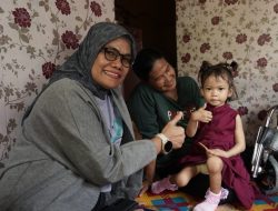 PT Timah Tbk Serahkan Dua Kursi Roda untuk Warga Desa Baru Belitung Timur 