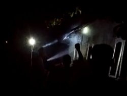 Diduga Gara-gara Lilin, Rumah di Air Hanyut Terbakar