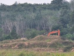 Pakai Alat Berat, Diduga Aktivitas TI Beroperasi di Belakang Rumah Warga Desa Airgegas