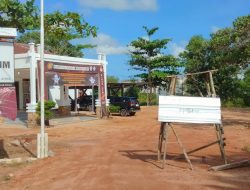 Jalan Masuk Kantor KPU Basel Diblokade Warga