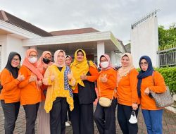 Bersama Himpunan Wanita Karya, Radmida Bagi-Bagi Takjil