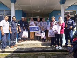 Berbagi di Bulan Ramadan, PT Timah Tbk Serahkan Paket Sembako untuk Lansia di Bangka Barat