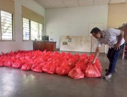 Karyawan PT Timah Tbk Berbagi Paket Sembako, Libatkan Mitra Binaan untuk Gerakkan Ekonomi Masyarakat 