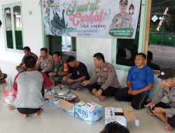 Perkuat Sinergitas, Polsek Tempilang Bersama TNI dan Masyarakat Gotong Royong Bersihkan Tempat Ibadah 