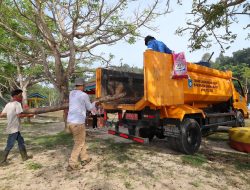 Pemkab Bangka Barat Gotong Royong Bersihkan Kawasan Wisata Pantai Batu Rakit