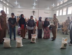 Salurkan Beras Tahap II untuk Warga Kecamatan Gabek, Sekda: Harus Bersyukur  walaupun 1 Karung Beras