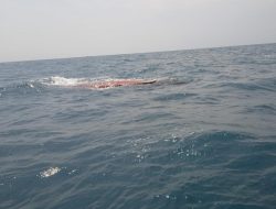Dihantam Gelombang Dua Meter, Kapal Nelayan Tenggelam di Pantai Matras