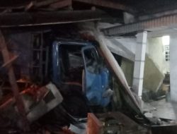 Diduga Sopir Mabuk, Truck  Dyna Tabrak Toko Warga di Semabung