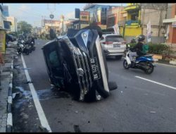 Senggol Rush sedang Parkir Terios Terguling, Sopir Diduga Mengantuk