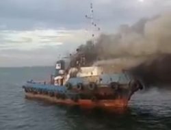 Tugboat Penarik Tongkang Bermuatan Batu Bara Terbakar di Selat Bangka