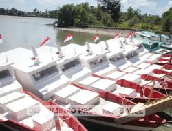 Mensos Risma Antar Bantuan Kapal untuk Nelayan Bangka