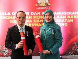 Algafry-Eva Menerima Penghargaan Manggala Karya Kencana