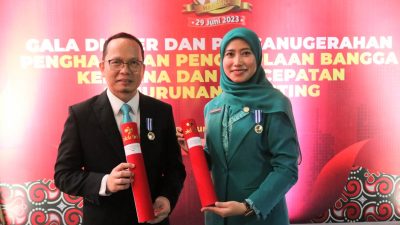 Algafry-Eva Menerima Penghargaan Manggala Karya Kencana