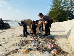 Peduli Lingkungan, Polresta Pangkalpinang Bersih Pantai