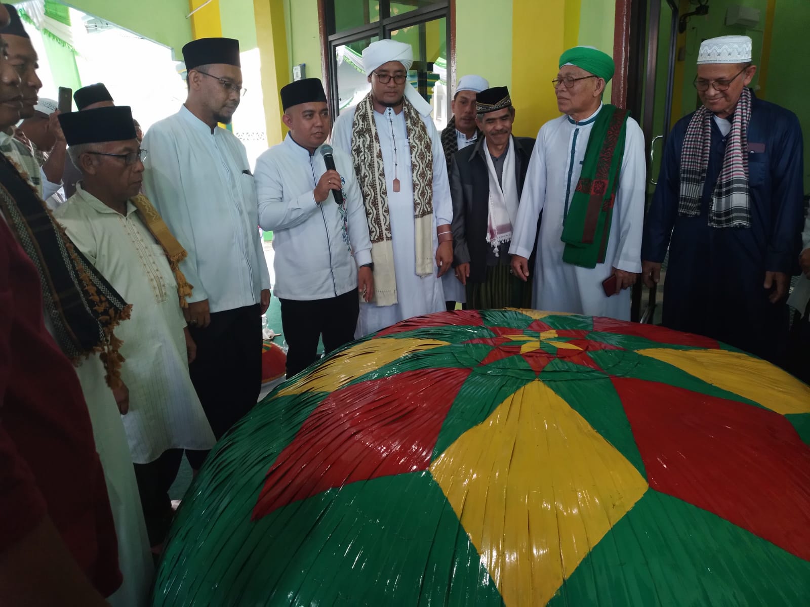 Hadiri Peringatan 1 Muharram Molen Kaget Ada Dulang Jumbo Di Masjid Al