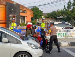 Bagikan Brosur, Cara Polres Bangka Kampanyekan Tertib Berlalu Lintas
