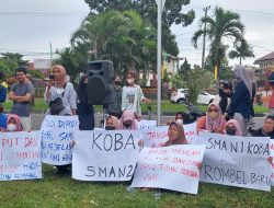 Demi Anak, Emak-Emak dari Koba Ikut Unjuk Rasa, Bawa Karton Bertuliskan Ungkapan Kekecewaan