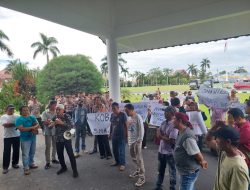 Gelar Aksi di Kantor Gubernur, Massa Ancam Beri Kejutan Jika Aspirasi Tak Ada Solusi