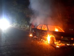 Diduga Korsleting Listrik, Satu Unit Mobil Sedan Hangus Dilalap si Jago Merah di Desa Permis