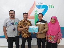 Tingkatkan Kualitas SDM di Lingkar Tambang, PT Timah Tbk Serahkan Bantuan Biaya Kuliah untuk Warga Belitung Timur 