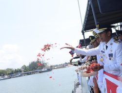 HUT ke-78 RI, Upacara Tabur Bunga di Atas KRI Kalmanau Berlangsung Khidmat
