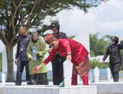 Ziarah ke Makam Pahlawan, Sekda Ajak Generasi Muda Introspeksi Diri