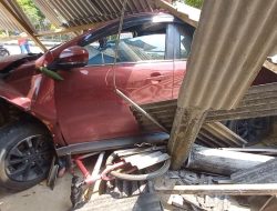 Terios Tabrak Warung Warga, Korban Anak Kecil dan Pengemudi Dilarikan ke RSUD