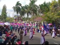 Penonton Karnaval Rela Kepanasan Demi Saksikan Agenda Tahunan