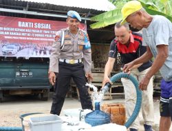 Sambut HUT ke-72 Humas Polri, Polresta Pangkalpinang Distribusikan Air Bersih untuk Warga Semabung Lama