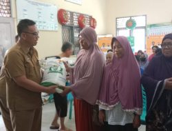 Lurah Taman Bunga Pastikan Penerima Bantuan Cadangan Beras Tepat Sasaran