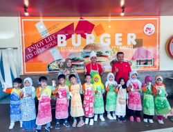 Asah Kreativitas, Puluhan Anak RA Al-Hidayah Diajari Membuat Ayam Goreng