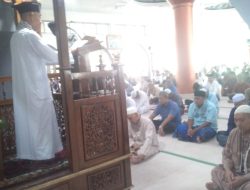 Bergetar, Khotib Masjid Agung Sungailiat Menahan Tangis saat Do’akan Palestina