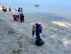 Ikut Serta Dalam Gotong Royong Peringati HLN 78, Srikandi PLN Wujudkan Pantai di Belitung Bersih