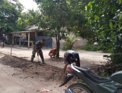 Babinsa Koramil 432-03/Lepar dan Warga Desa Tanjung Labu Bahu Membahu Bangun Saluran Air