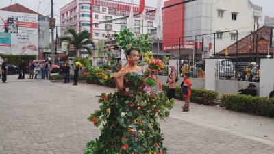 Diikuti 23 Peserta, Parade Fashion Carnival Beribu Senyuman Curi Perhatian Warga