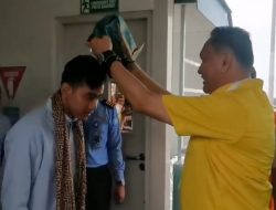 Gibran Tiba, Bambang Patijaya Pasangkan Destar