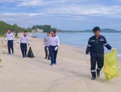 Timah Tbk Bersama Lanal Babel Bersihkan Pantai Muara Tengkorak, Kumpulkan Satu Ton Sampah