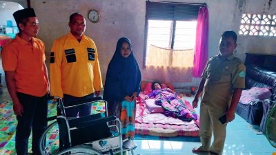 Ibunya Terima Bantuan Kursi Roda dari Yayasan BPJ, Romailah Terharu