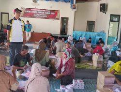 Dibantu Emak-Emak KPU Bangka Mulai Penyortiran dan Pelipatan Surat Suara