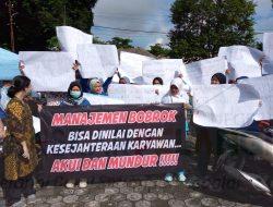 Bakal Dimutasi, Puluhan Karyawan RSBT Sungailiat Gelar Aksi Demo