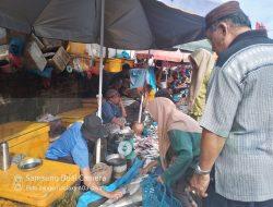 Harga Terjun Bebas, Emak-Emak Kalap Borong Ikan 
