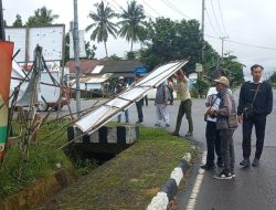 Satpol PP Tertibkan APK yang Menggangu Pengendara