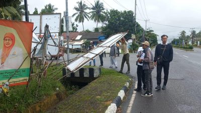 Satpol PP Tertibkan APK yang Menggangu Pengendara