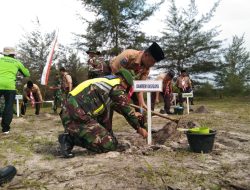 Saka Wira Kartika Tanam Seribu Pohon Jambu Kristal dan Mete di Pantai Karang Mas